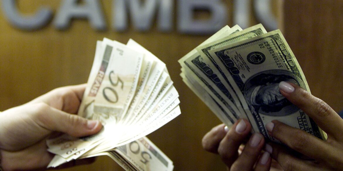 dolar-segue-mercado-internacional-e-sobe-para-r$-5,43