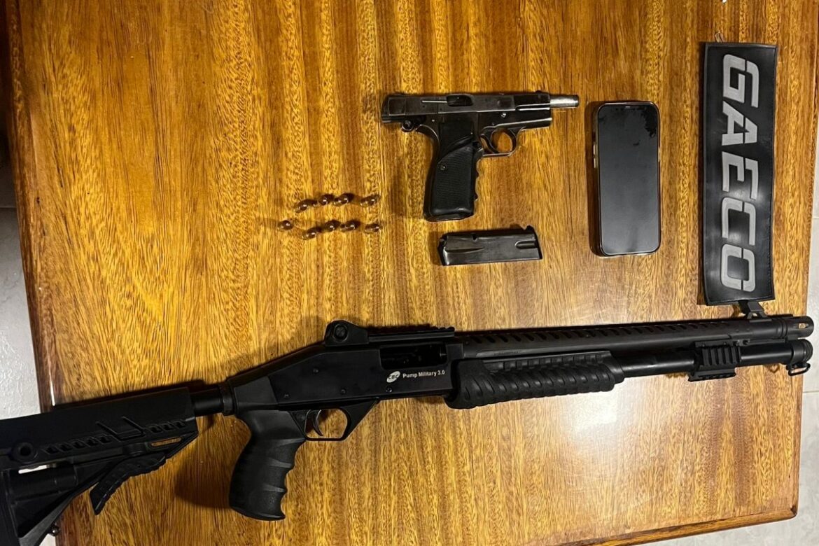 investigado-por-encobrir-acoes-de-milicia-na-bahia,-tenente-coronel-da-pm-e-preso-por-porte-ilegal-de-arma-durante-operacao-do-mp