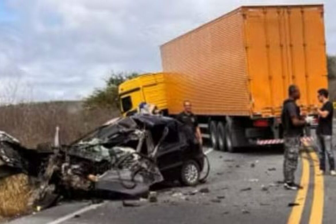 motorista-morre-em-colisao-frontal-entre-carro-e-carreta-durante-ultrapassagem-no-sudoeste-da-bahia