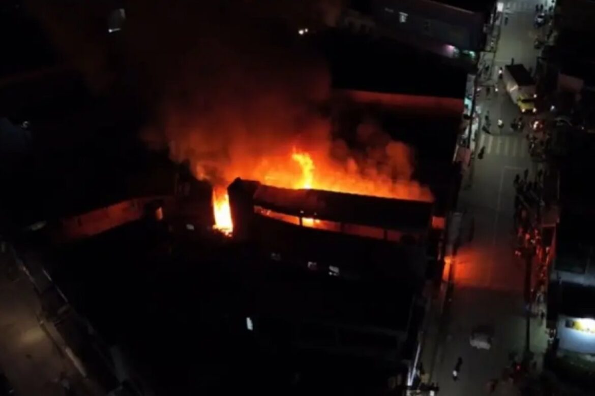 incendio-em-loja-de-estofados-atinge-imoveis-no-sul-da-bahia