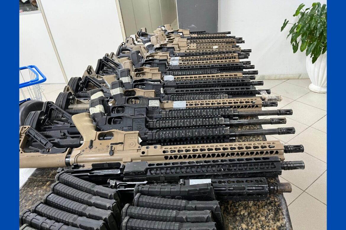 caseiro-e-preso-por-guardar-20-fuzis-e-drogas-em-sitio-na-bahia