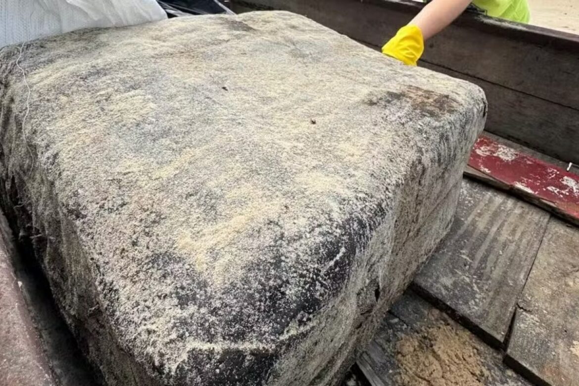 fardo-de-borracha-reaparece-em-praia-de-arraial-d’ajuda,-na-bahia;-material-e-ligado-a-navio-nazista-afundado-ha-81-anos