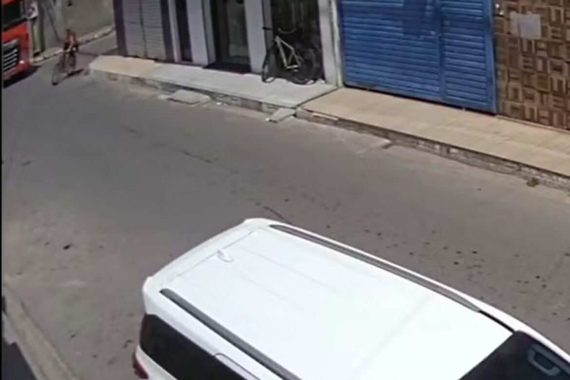 video:-mulher-morre-apos-ser-atropelada-por-carreta-em-feira-de-santana
