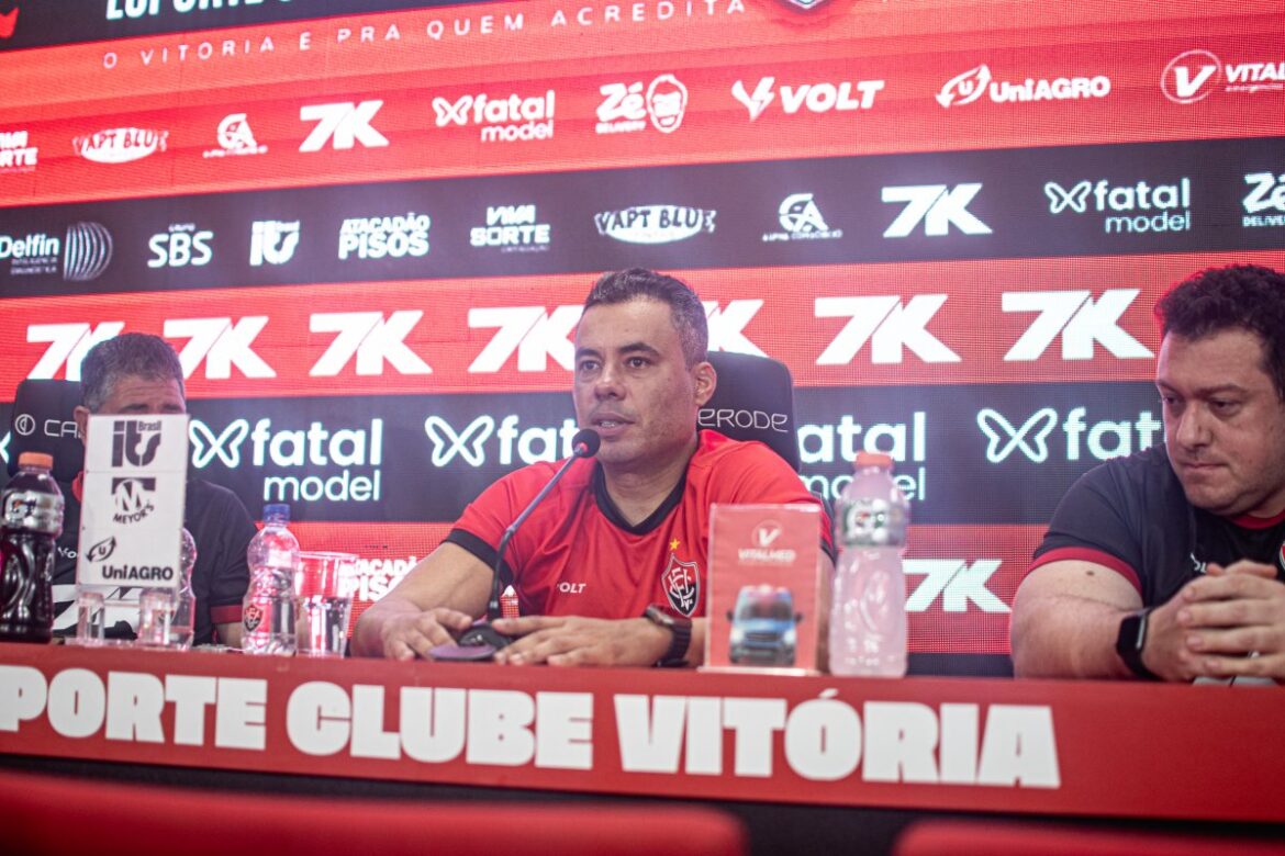 apresentado-como-novo-treinador-do-vitoria,-jair-ventura-nega-rotulo-de-“salvador-da-patria”-por-rebaixamento