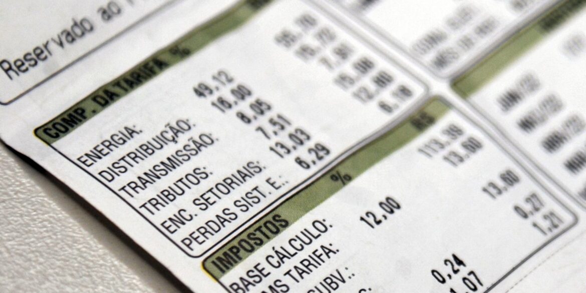 aneel-reduz-bandeira-para-vermelha-1-na-conta-de-luz-em-outubro