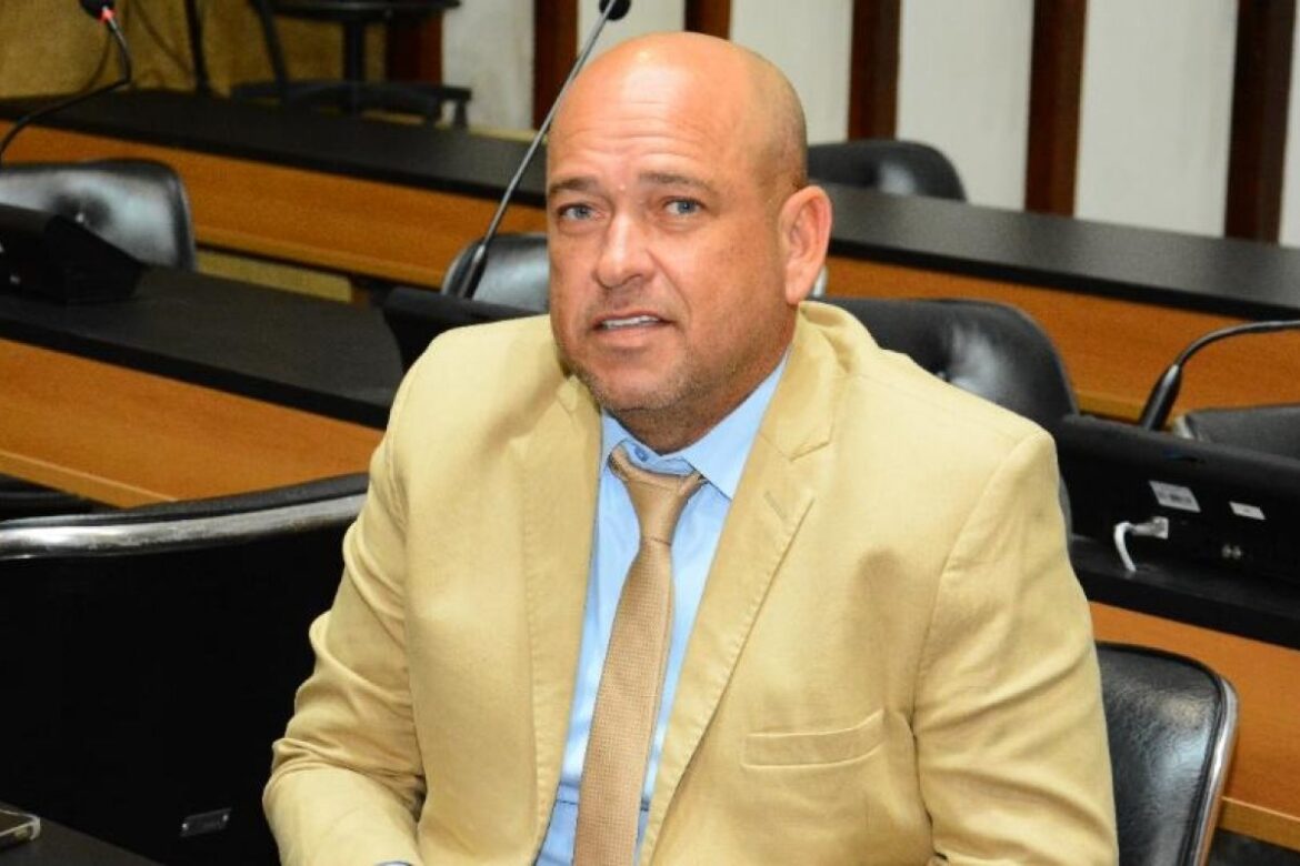 esposa-e-filho-de-binho-galinha-sao-presos-em-operacao-policial;-deputado-esta-foragido-e-e-procurado