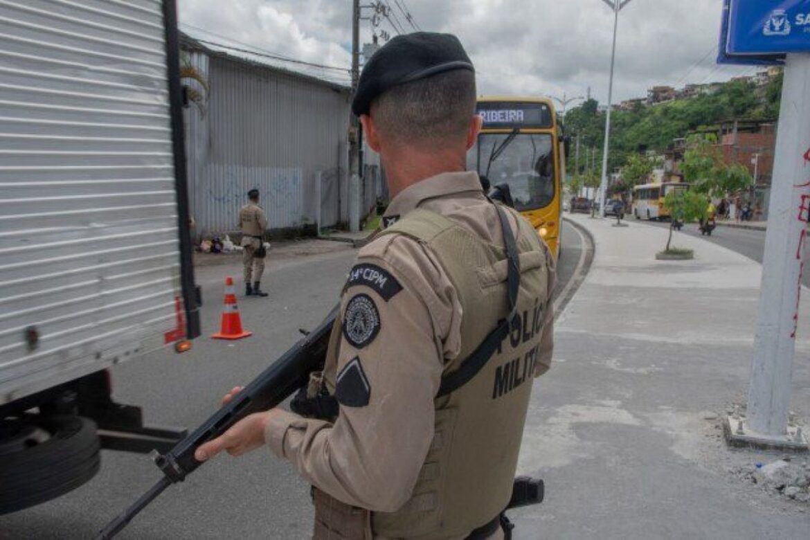 crianca-e-idosa-sao-feitas-refem-em-lauro-de-freitas;-suspeitos-trocam-tiros-com-policiais