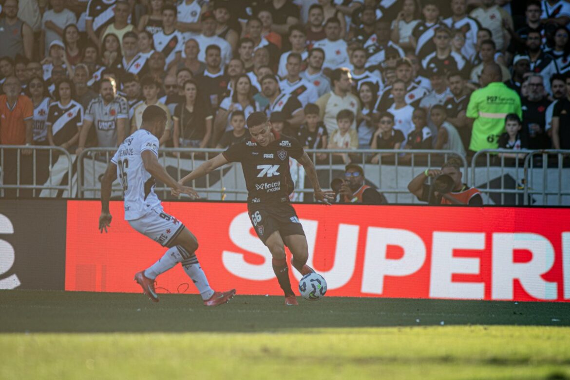 em-jogaco-com-duas-viradas-e-polemica,-vitoria-perde-para-o-vasco-no-rio