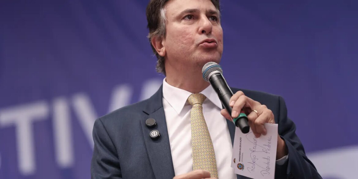 ministro-da-educacao-diz-que-professor-tem-que-ser-bem-remunerado