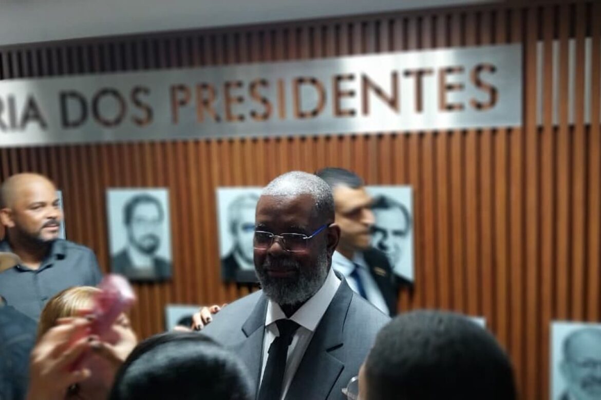 video:-cantor-pericles-recebe-titulo-de-cidadao-baiano-na-alba:-'me-sinto-em-casa'