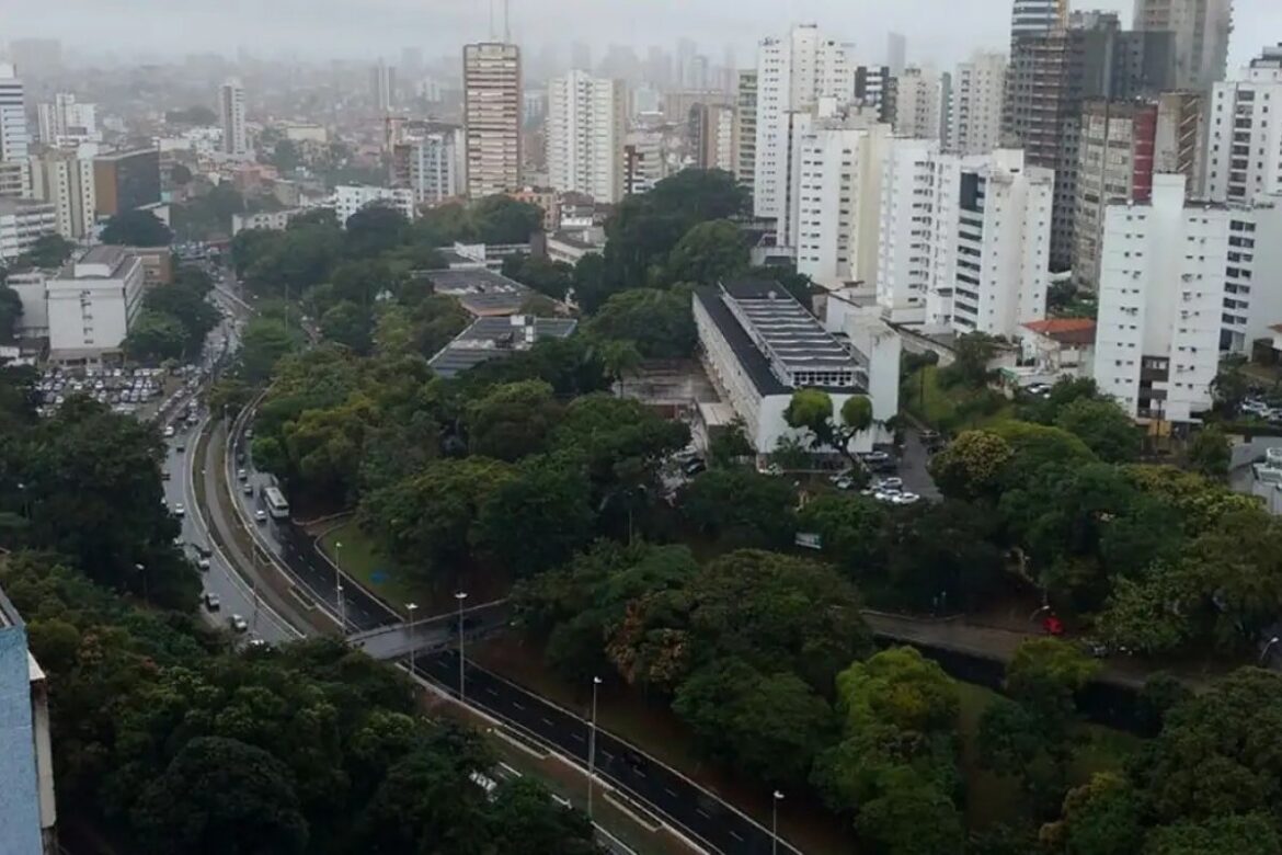 inmet-emite-alerta-de-chuvas-intensas-para-mais-de-240-cidades-da-bahia;-defesa-civil-de-salvador-eleva-nivel-de-risco-para-alerta-maximo