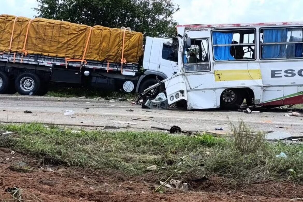 duas-pessoas-morrem-em-colisao-entre-onibus-e-carro-na-br-116