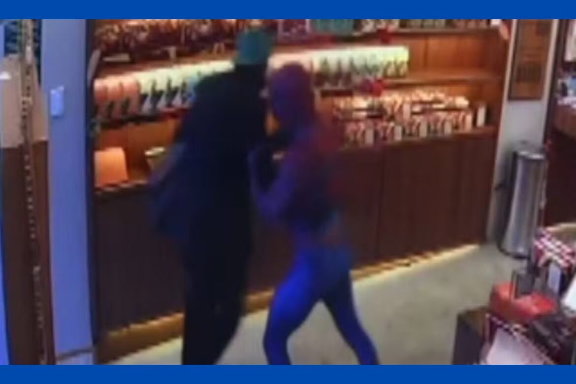 video:-'homem-aranha'-impede-furto-a-loja-de-chocolates-em-destino-turistico-da-bahia