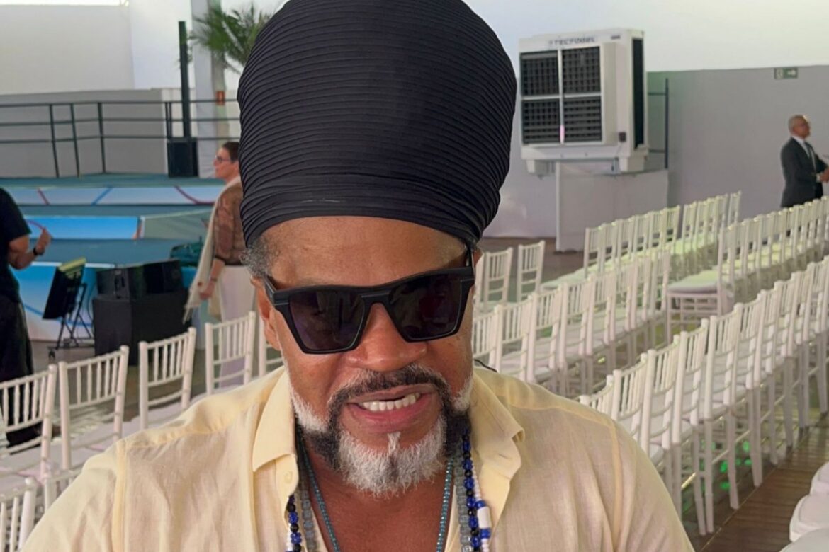 “nos-perpetuamos-coisas-que-a-propria-africa-ja-nao-tem”,-afirma-carlinhos-brown-durante-abertura-do-festival-nosso-futuro-brasil-franca