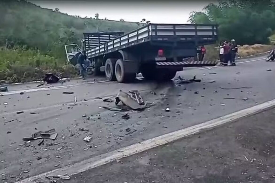 tres-pessoas-da-mesma-familia-morrem-depois-de-batida-de-carro-com-caminhao-na-bahia