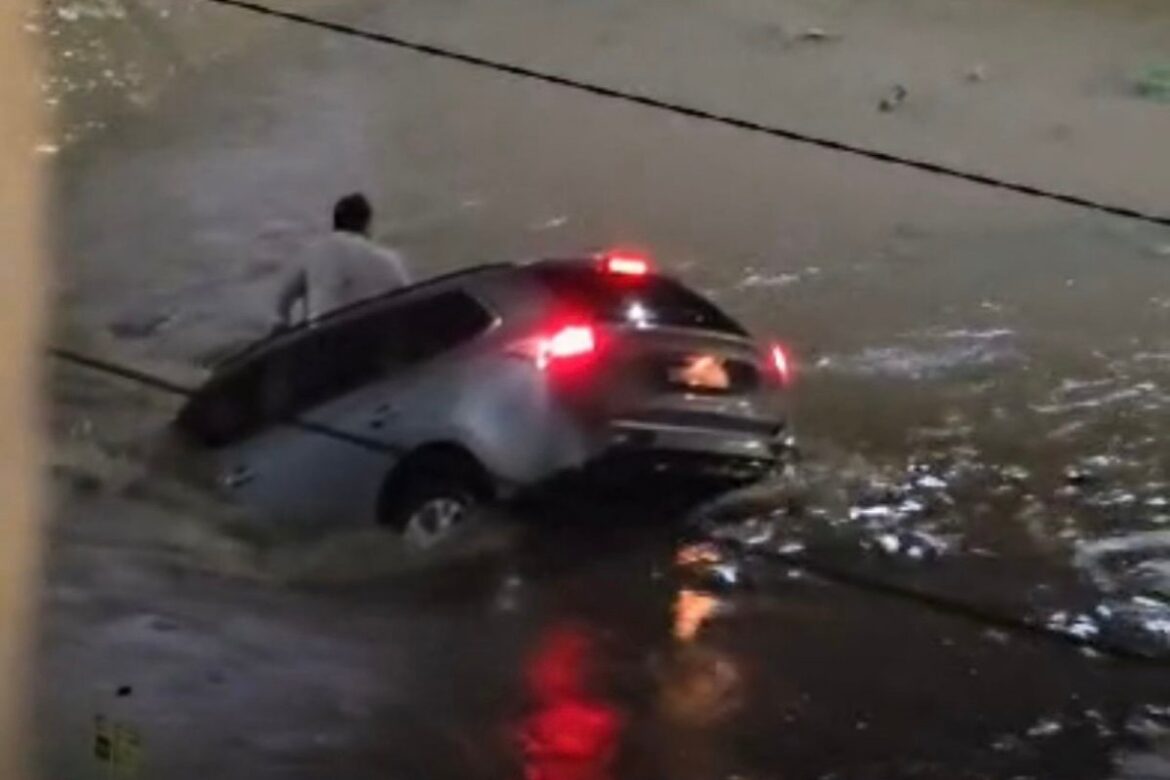 video:-homem-e-arrastado-e-'engolido'-por-enxurrada-durante-fortes-chuvas-em-vitoria-da-conquista