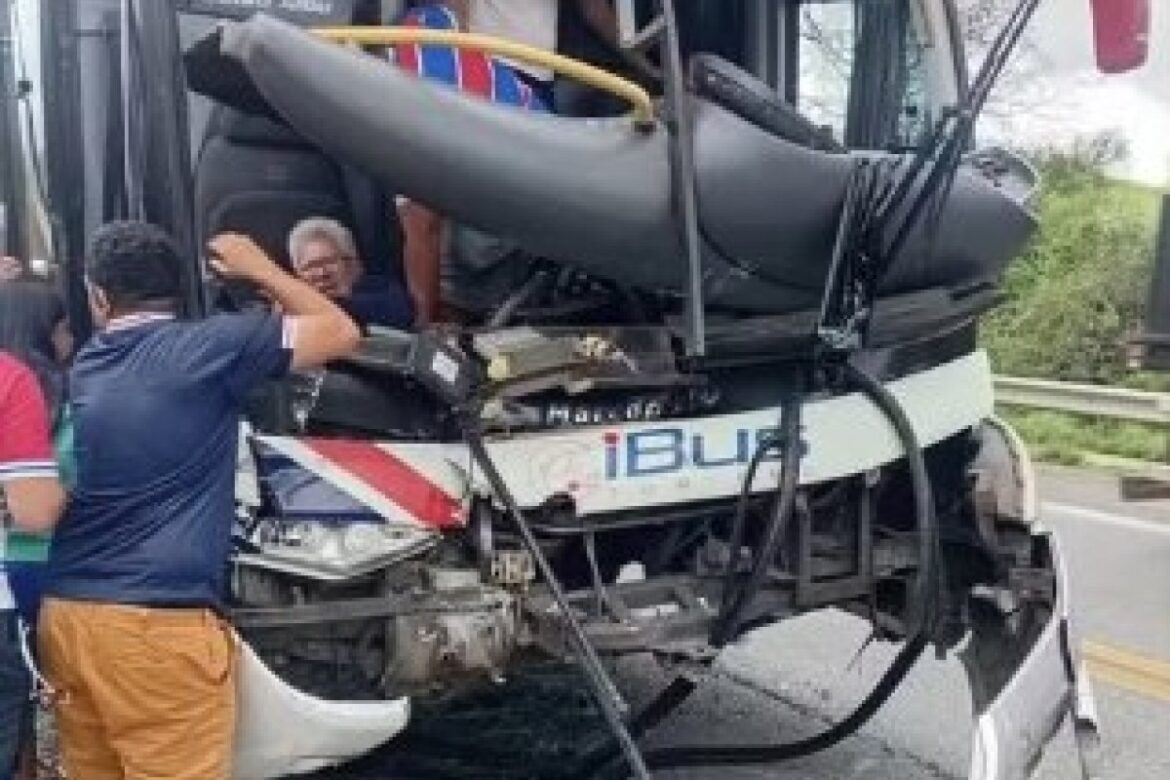 onibus-que-transportava-torcida-do-fortaleza-bate-em-carreta-na-bahia