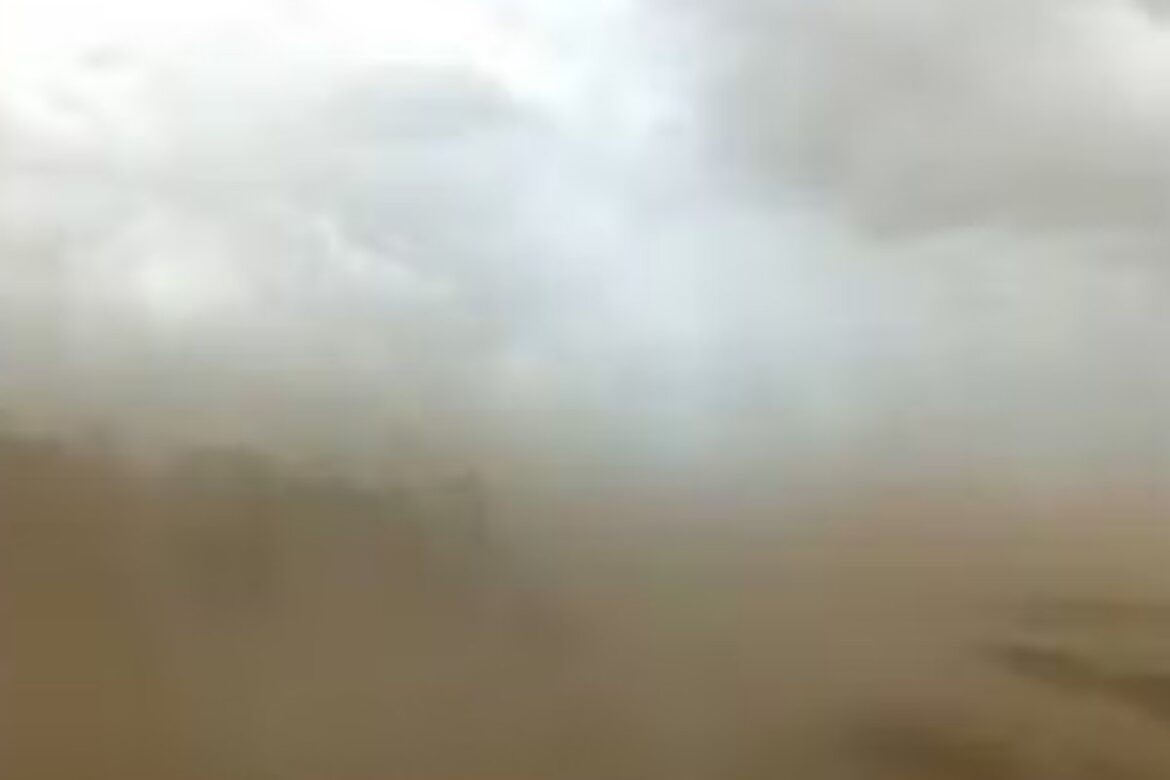 video:-redemoinho-e-tempestade-de-areia-atingem-cidade-de-barreiras