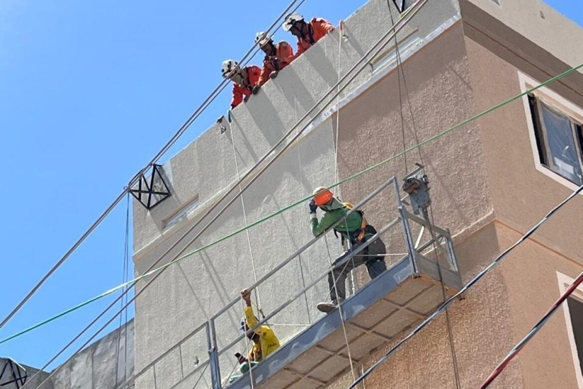 corpo-de-bombeiros-resgatam-trabalhadores-presos-em-altura-de-12-metros