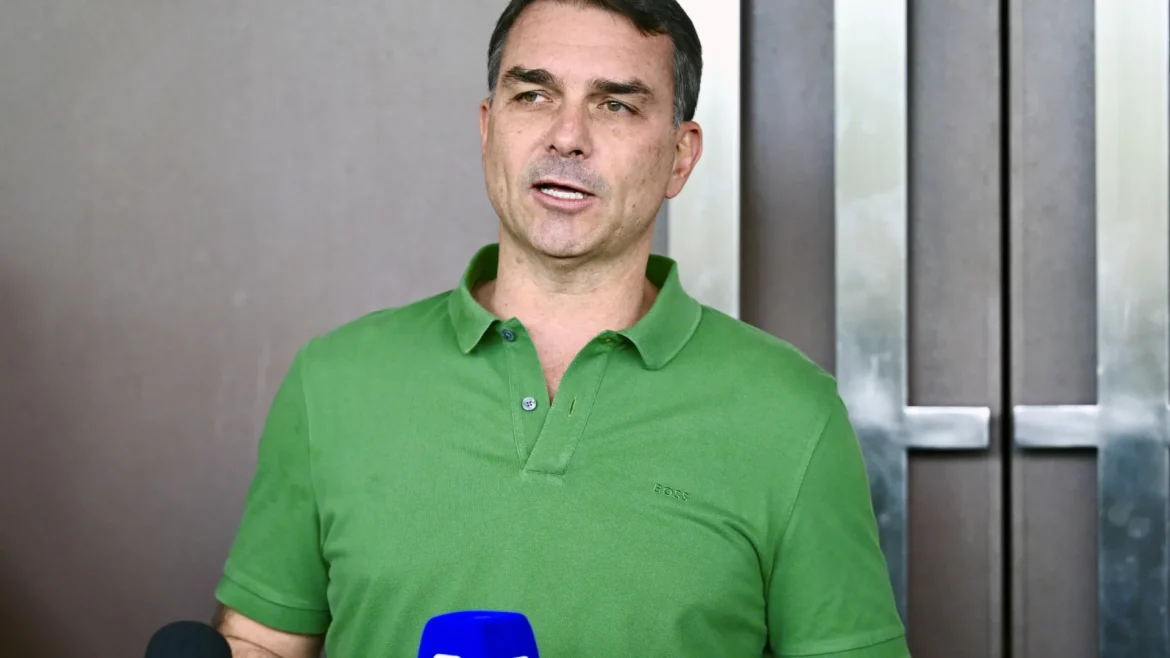 preco-para-desistir-de-candidatura-e-'bolsonaro-livre,-nas-urnas',-diz-flavio-bolsonaro