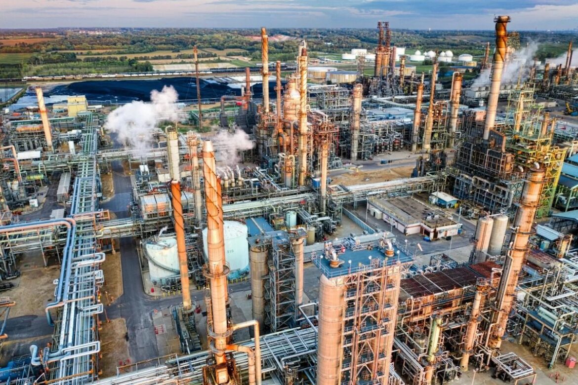 ibge:-producao-industrial-baiana-volta-a-crescer-em-outubro-puxada-por-refino-de-petroleo