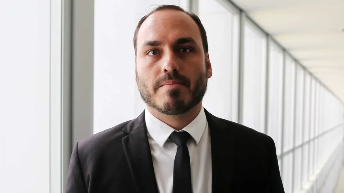 carlos-bolsonaro-renuncia-ao-mandato-de-vereador-no-rio-para-disputar-vaga-ao-senado-por-sc
