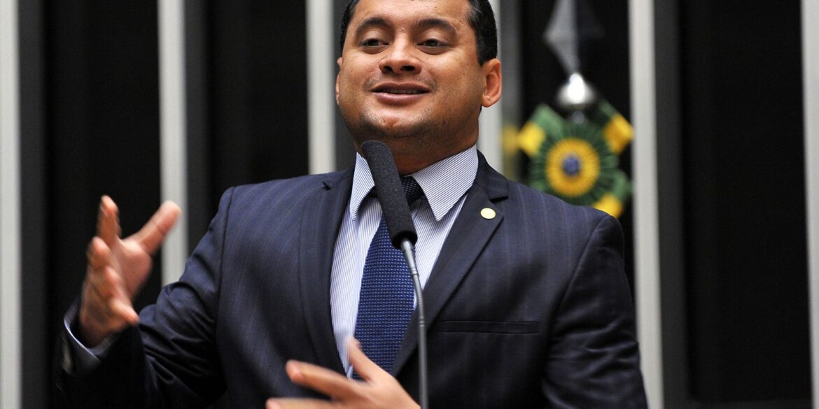 pf-aponta-senador-como-'sustentaculo-politico'-de-esquema-no-inss