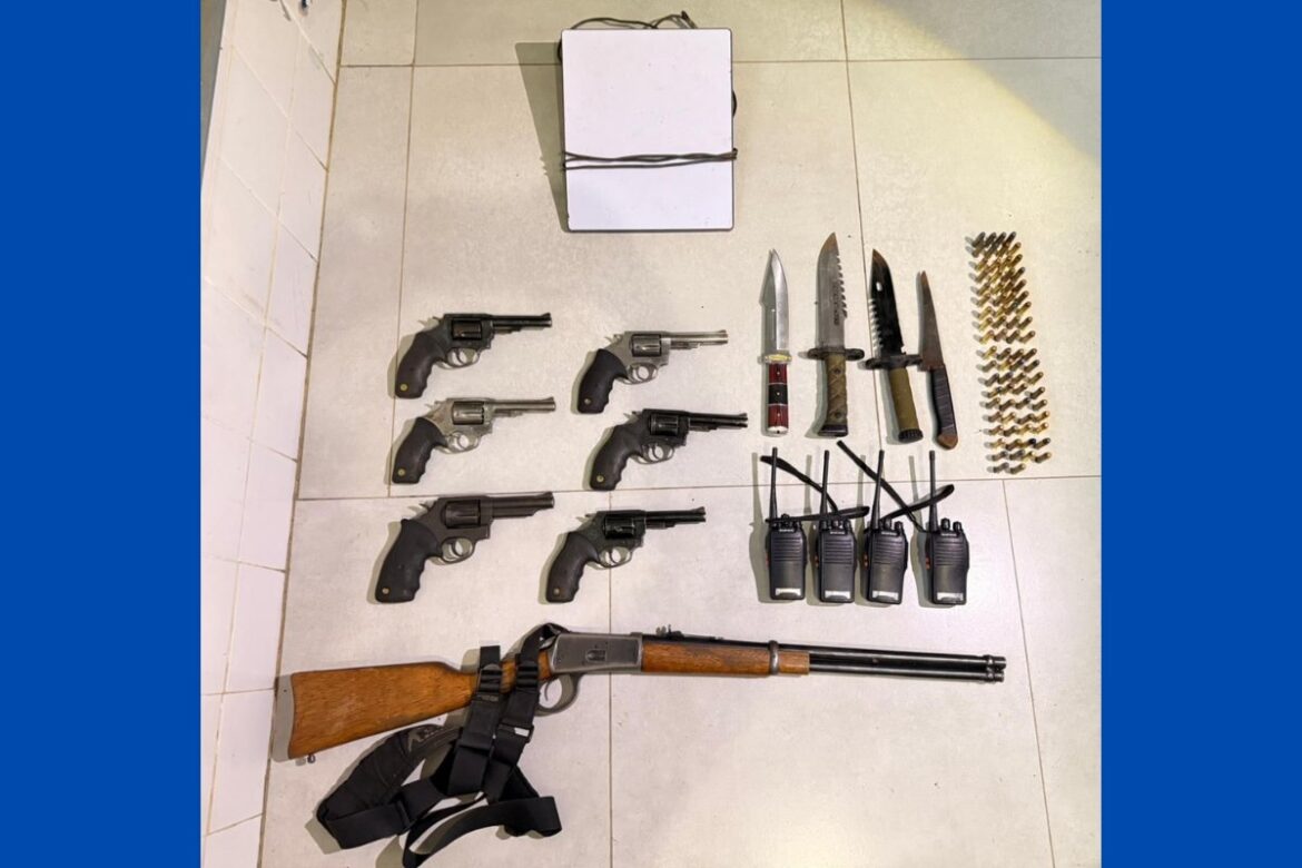 grupo-com-mais-de-10-homens-e-preso-suspeito-de-ameacar-pessoas-na-bahia;-diversos-armamentos-sao-apreendidos