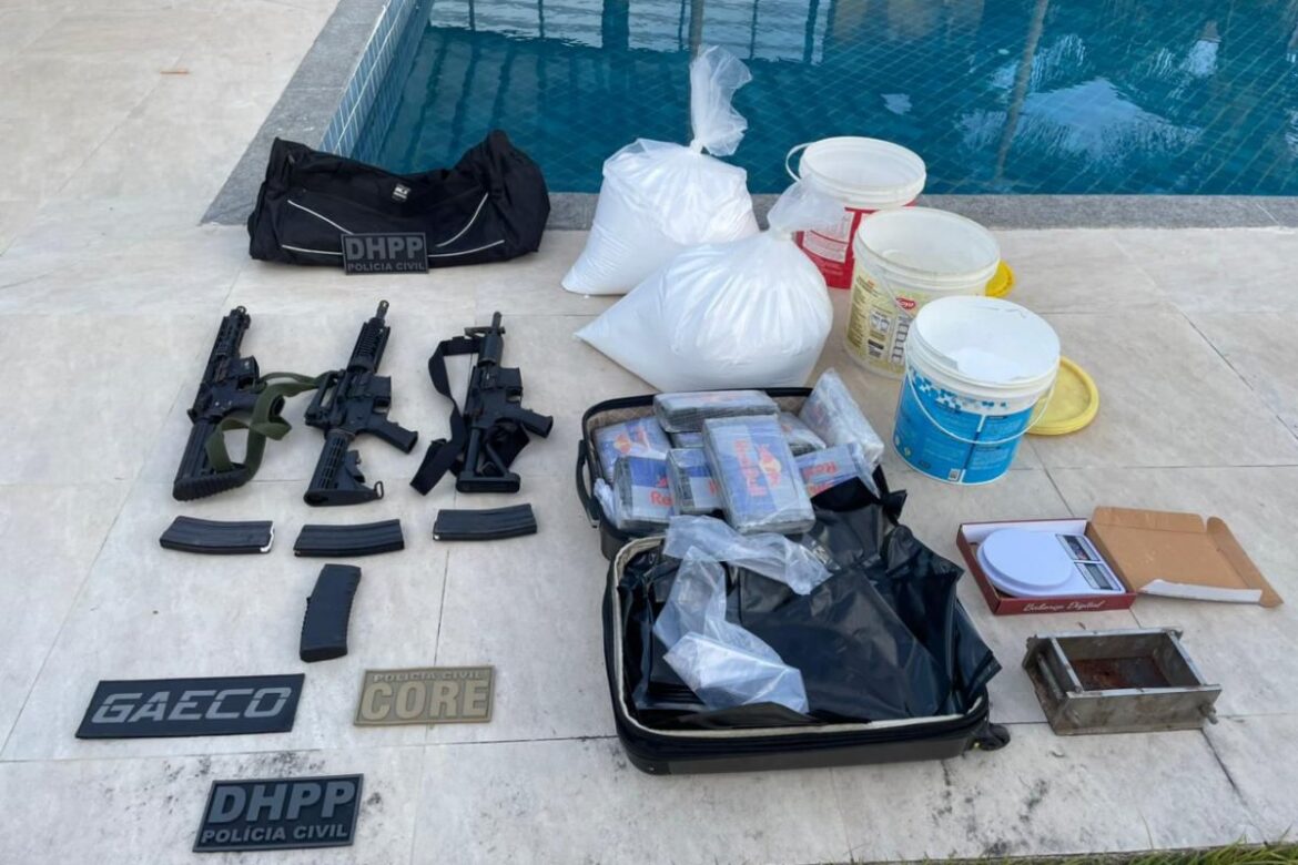 operacao-policial-apreende-fuzis-e-drogas-na-regiao-metropolitana-de-salvador,-e-investigado-por-trafico-e-preso-em-sao-paulo