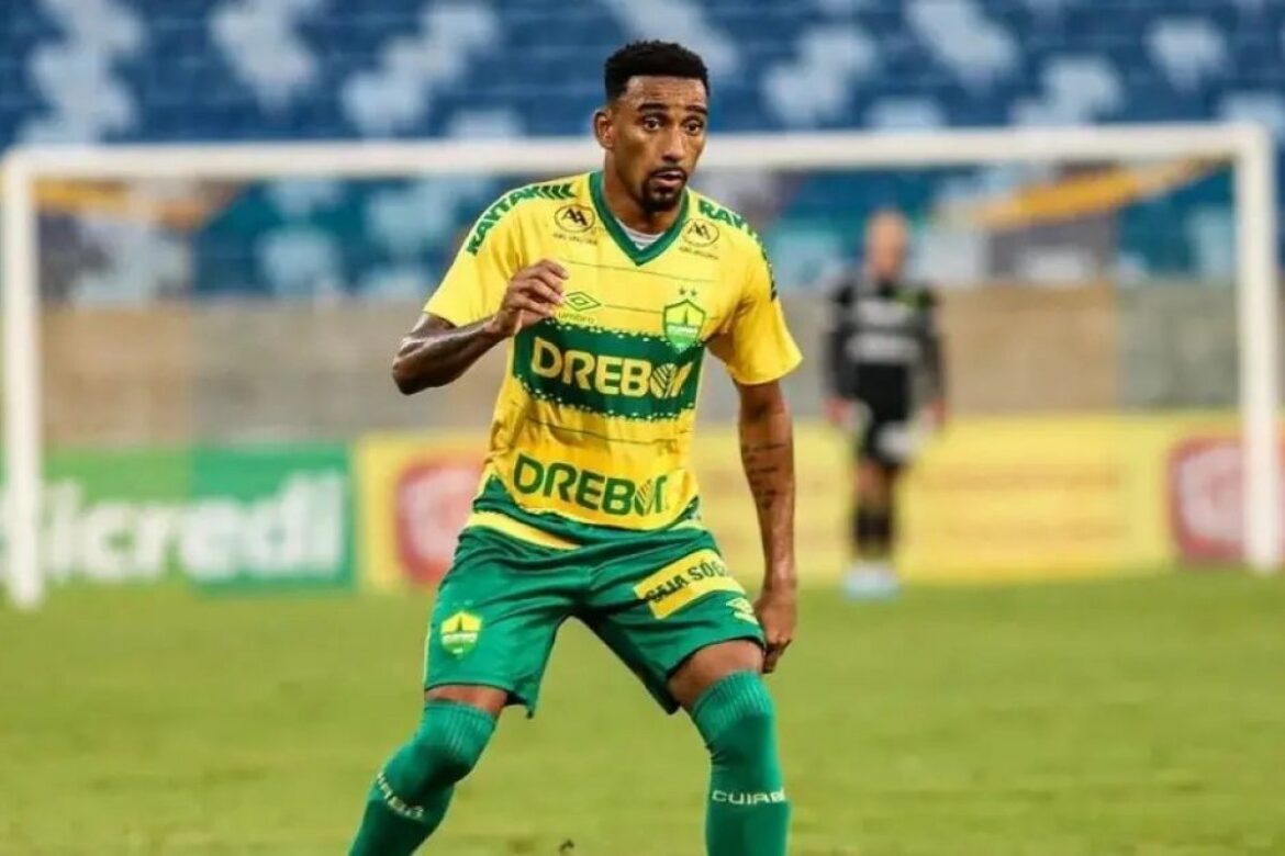vitoria-anuncia-contratacao-do-lateral-direito-matheusinho-para-a-temporada-2026