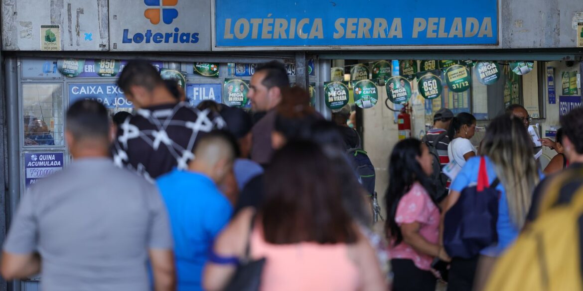 lotericas-ficam-cheias-em-dia-de-sorteio-da-mega-da-virada