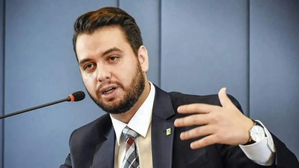 moraes-pede-que-filipe-martins-explique-uso-de-rede-social