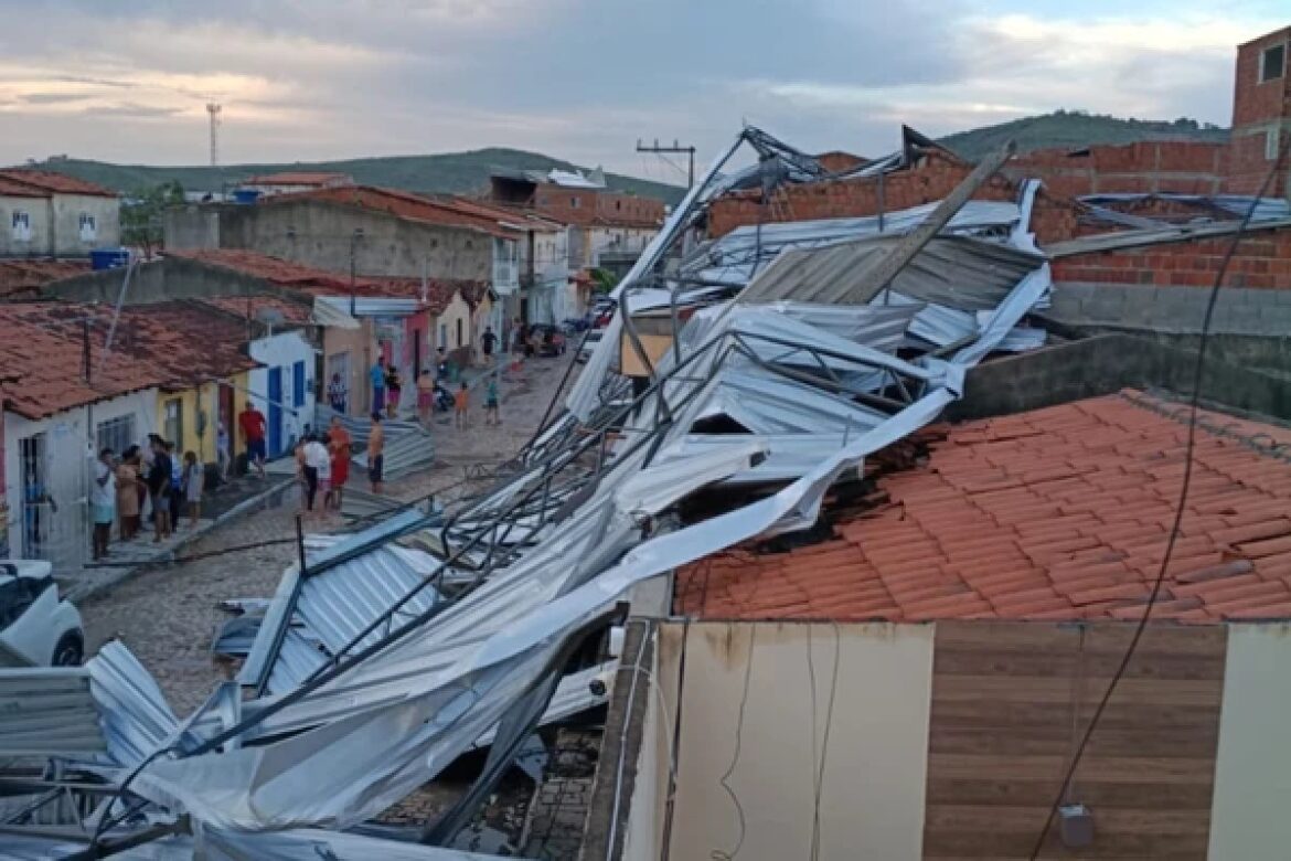 video:-ventania-e-chuva-intensa-destelham-casas-e-alagam-ruas-em-jacobina