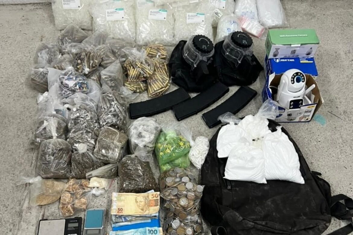 cerca-de-900-municoes-de-fuzil,-carregadores-e-drogas-sao-apreendidas-em-vera-cruz