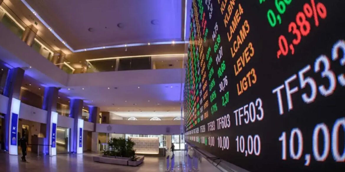 bolsa-bate-recorde-e-fecha-pela-primeira-vez-acima-dos-165-mil-pontos