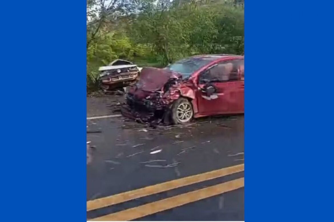 acidente-entre-dois-carros-em-rodovia-na-bahia-deixa-3-mortos