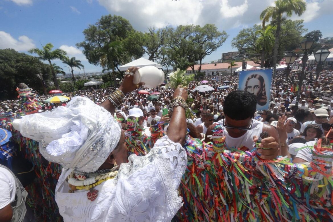 fotos:-confira-mais-registros-do-farol-da-bahia-na-lavagem-do-bonfim