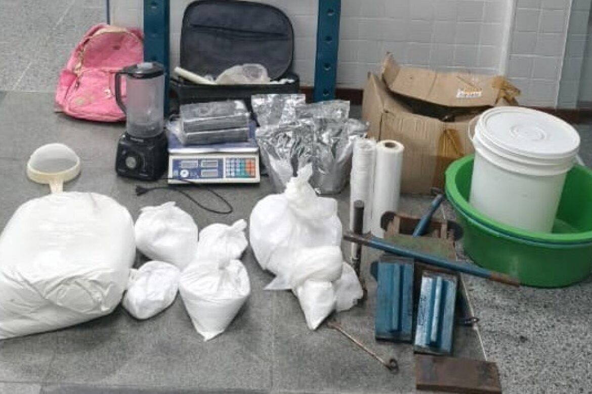 pm-desmonta-laboratorio-de-drogas-e-apreende-mais-de-40-kg-de-cocaina-no-interior