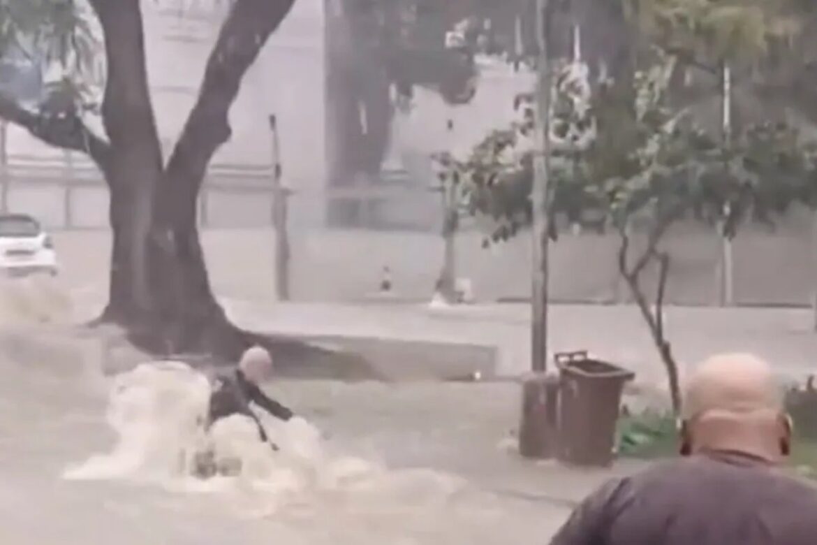 video:-homem-e-arrastado-por-enxurrada-durante-forte-temporal-na-bahia