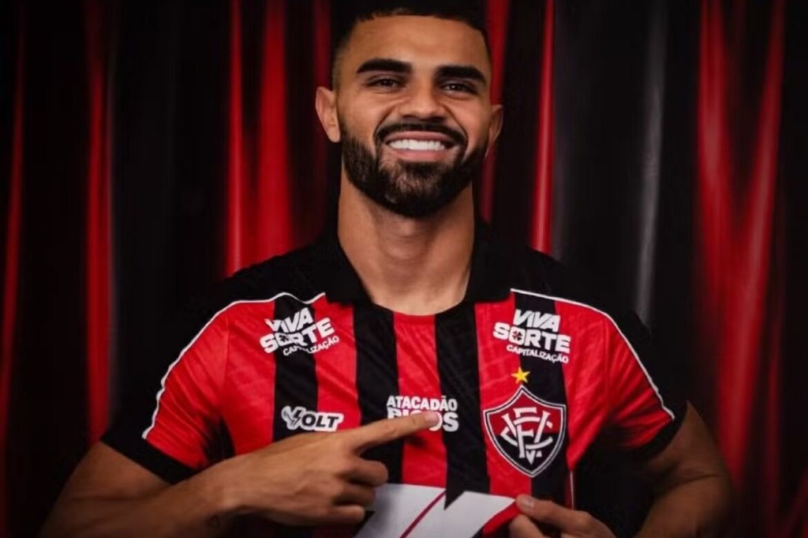 vitoria-anuncia-contratacao-do-atacante-lucas-silva