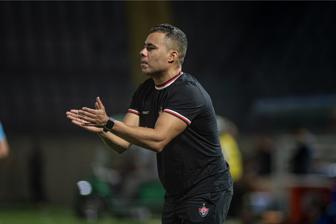 apos-derrota-por-goleada,-jair-ventura-aponta-falta-de-imposicao-e-ja-projeta-reacao-do-vitoria-contra-o-flamengo