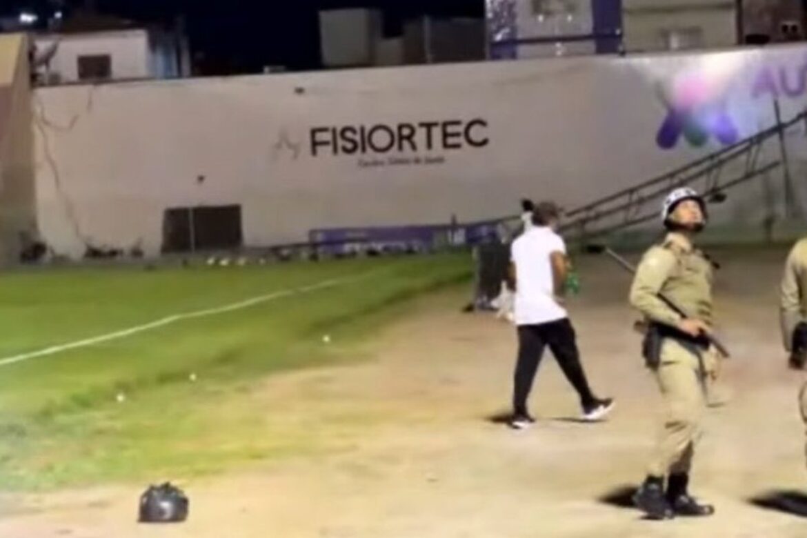 video:-torre-de-iluminacao-cai-apos-empate-entre-juazeirense-e-bahia-e-interrompe-coletiva-de-ceni