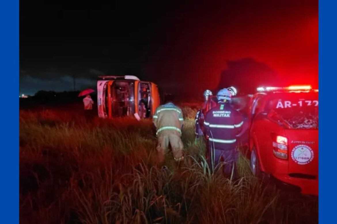 onibus-com-42-passageiros-tomba-em-rodovia-no-oeste-baiano