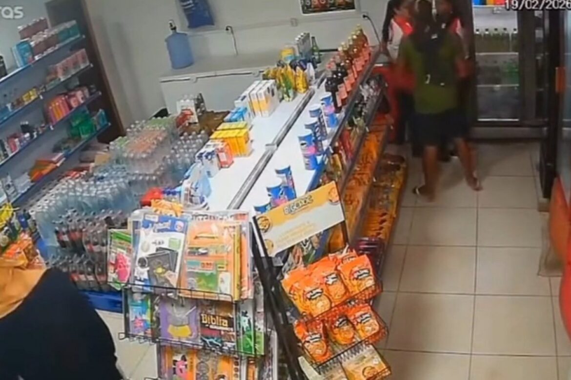 dupla-encapuzada-invade-estabelecimento-comercial-e-faz-arrastao-na-bahia