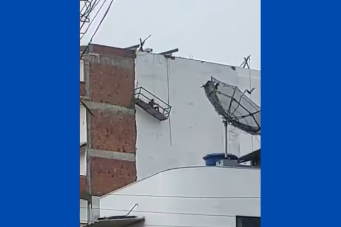 video:-corda-de-andaime-cede-e-trabalhador-fica-pendurando-no-interior-da-bahia
