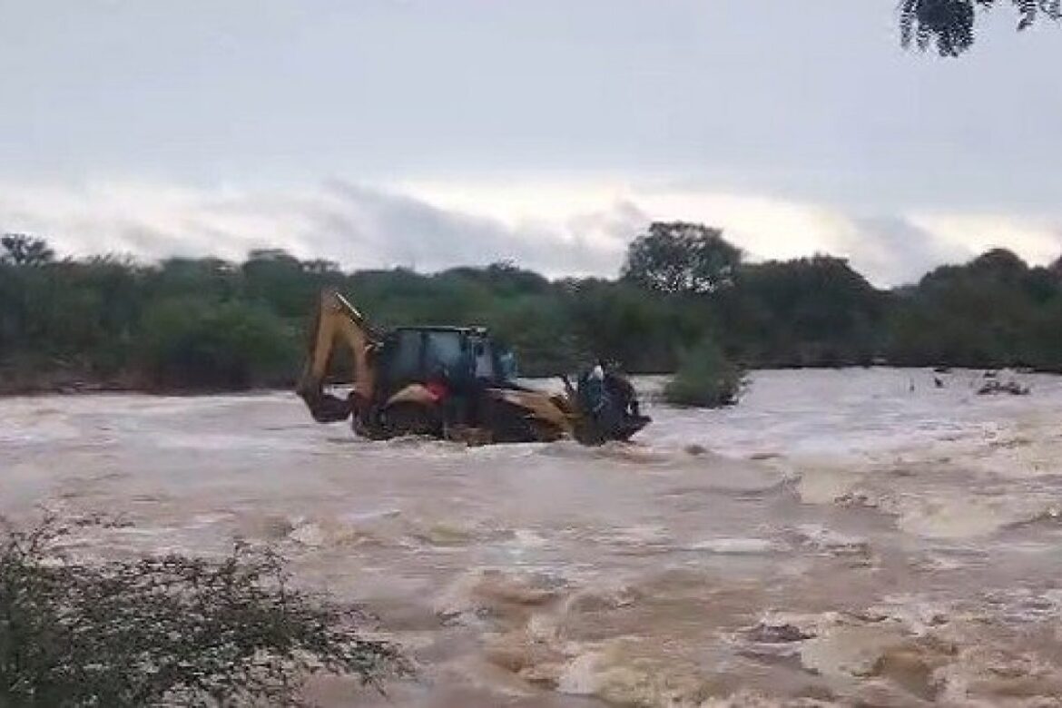 video:-apos-chuvas-intensas,-mulher-usa-retroescavadeira-para-atravessar-rio-e-fazer-hemodialise-na-bahia