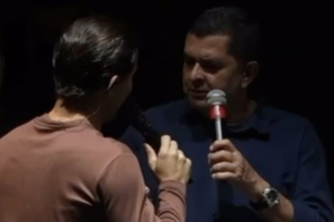 video:-com-sinais-de-embriaguez,-deputado-do-psd-interrompe-show-de-tayrone-no-interior-da-bahia