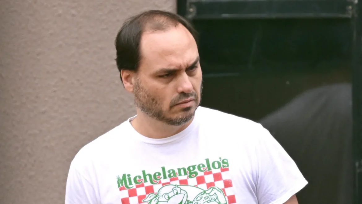 carlos-bolsonaro-reclama-de-dividir-horas-de-visita-ao-pai-com-os-irmaos