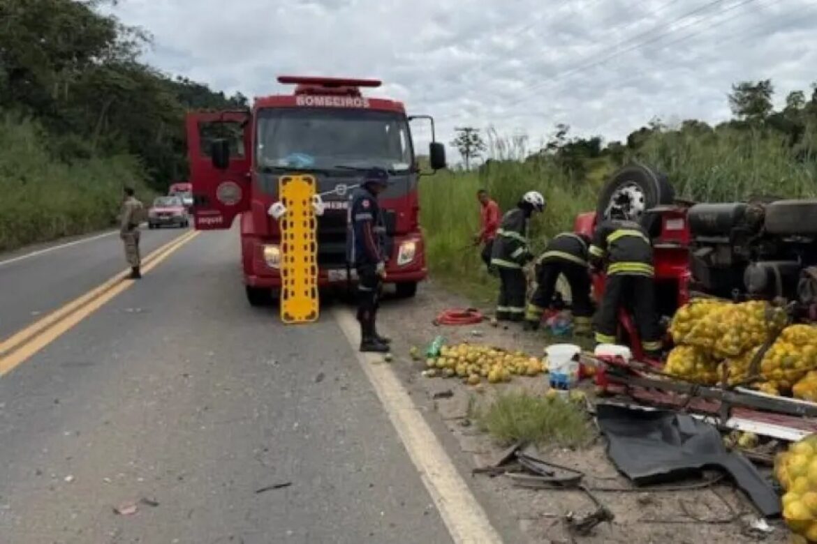 motorista-fica-preso-as-ferragens-apos-tombar-caminhao-no-sudoeste-da-bahia