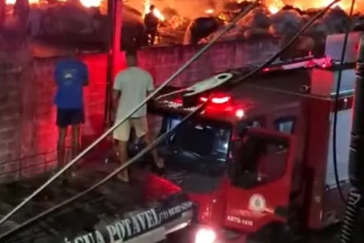 grande-incendio-atinge-barracao-de-reciclagem-em-camacari